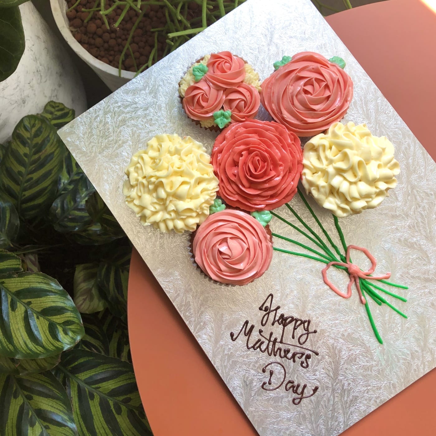 SPRMRKT-Mothers-Day-Cupcake-Bouquet_1-1400x1400